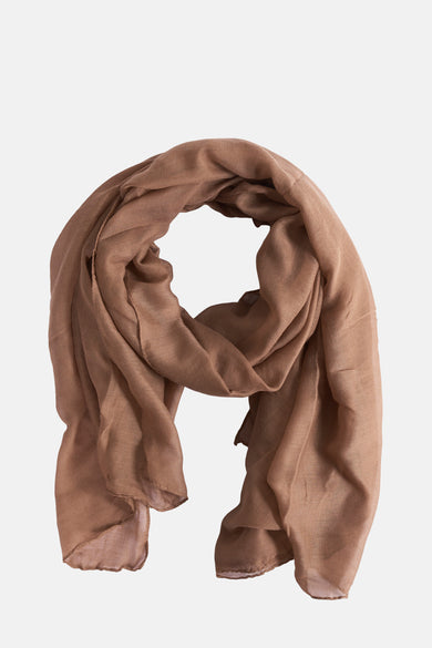Châle d'été brun Access® avec une texture douce et froissée et des points subtils sur les bords.