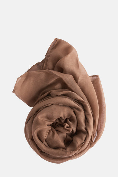 Châle d'été brun Access® avec une texture tordue et des détails tissés.