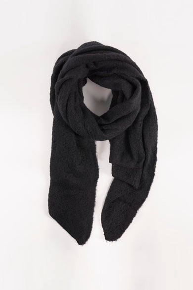 Chapeau d'hiver noir Access® avec une texture grossière, tricotée, légèrement drapé sur un fond blanc.