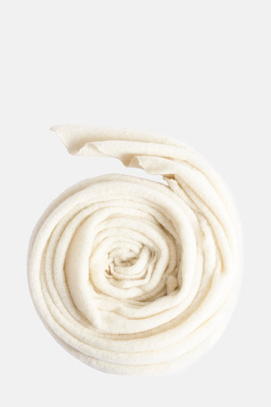 Écru voile d'hiver de Access®, enroulé en spirale contre un fond blanc.