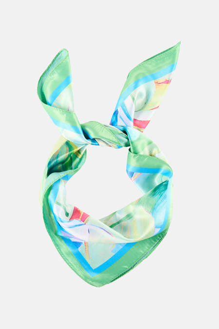 Groene zijden sjaal met abstracte print van Access®, geknoopt in een knoop, lichtgroene rand en kleurrijke strepen, front view