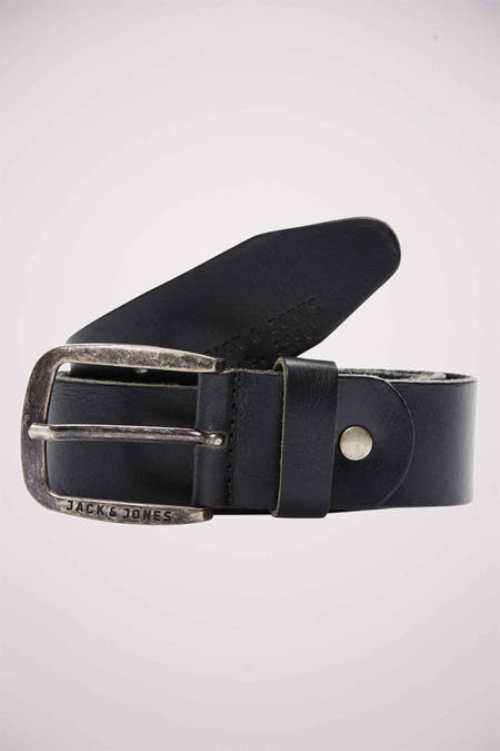 Zwarte riem van ACCESSORIES BY JACK & JONES, met zilverkleurige gesp en subtiele logodetails.