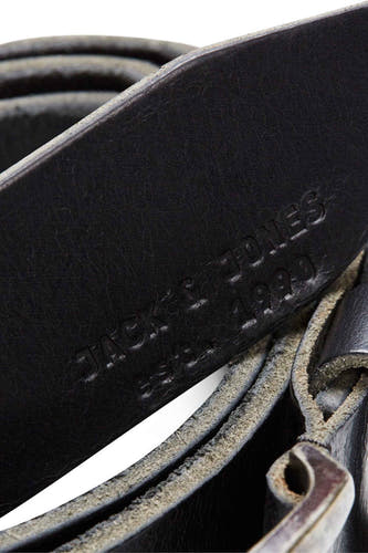 Ceinture noire d'ACCESSORIES BY JACK & JONES, avec détail de logo en relief et texture subtile.