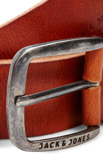 Bruine riem van ACCESSORIES BY JACK & JONES, met een zilverkleurige gesp en een leerachtige textuur.
