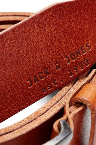 Bruine lederen riem van ACCESSORIES BY JACK & JONES, met ingeperst logo en jaartal.