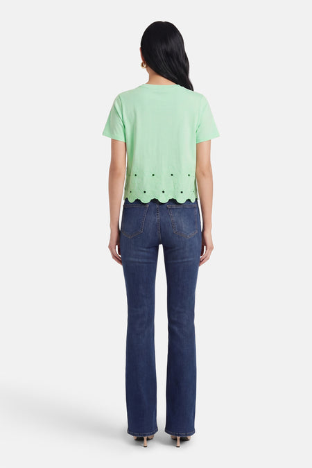 Groen T-shirt met korte mouwen van HAILYS, afgewerkt met een decoratieve rand en gecombineerd met donkerblauwe jeans.