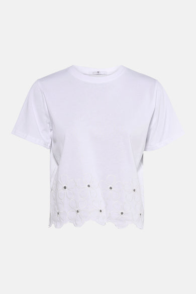 T-shirt blanc à manches courtes de HAILYS, avec broderie le long de l'ourlet, à combiner avec un jean et des talons.