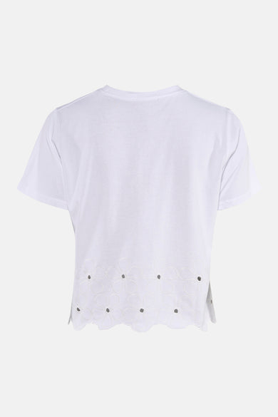 T-shirt blanc à manches courtes de HAILYS, fini avec broderie sur le bas et un bord festonné.