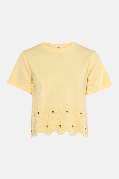 Geel T-shirt met korte mouwen van HAILYS, met een zoomlijn met bloemenbroderie en open details.

