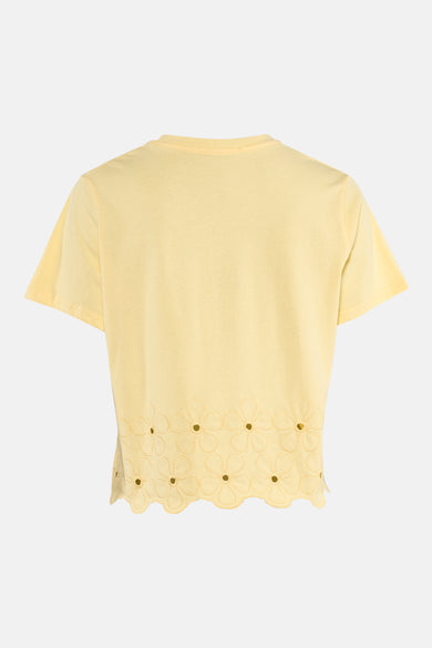 Geel T-shirt met korte mouwen van HAILYS, met een bloemenpatroon aan de onderkant.