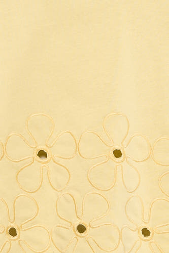 T-shirt jaune à manches courtes de HAILYS, avec des fleurs brodées le long de l'ourlet.