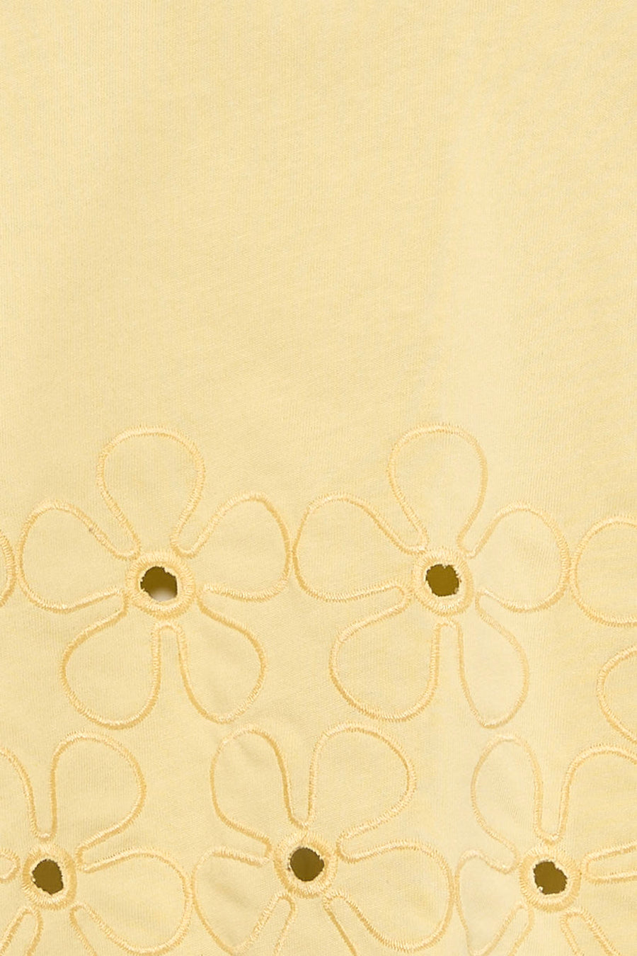 T-shirt jaune à manches courtes de HAILYS, avec des fleurs brodées le long de l'ourlet.