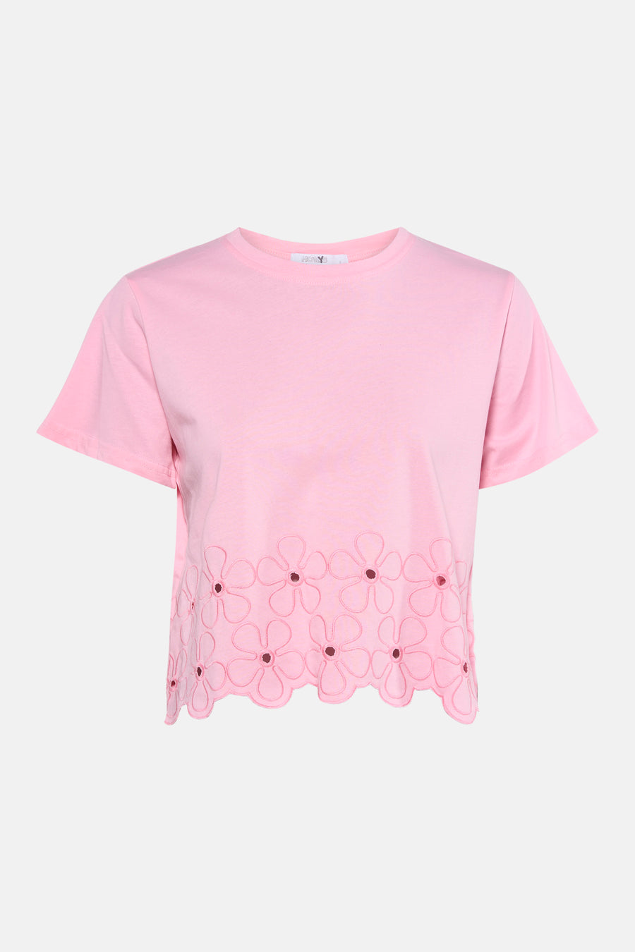 Roze T-shirt met korte mouwen van HAILYS, met bloemendetails aan de onderkant.
