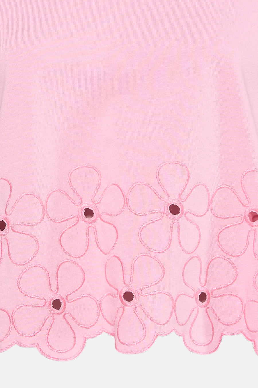 Roze T-shirt met korte mouwen van HAILYS, met geborduurde bloemmotieven langs de zoom.
