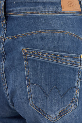 Blauwe straight jeans van Le Temps des Cerises, met bruine stiksels op de zak en band.