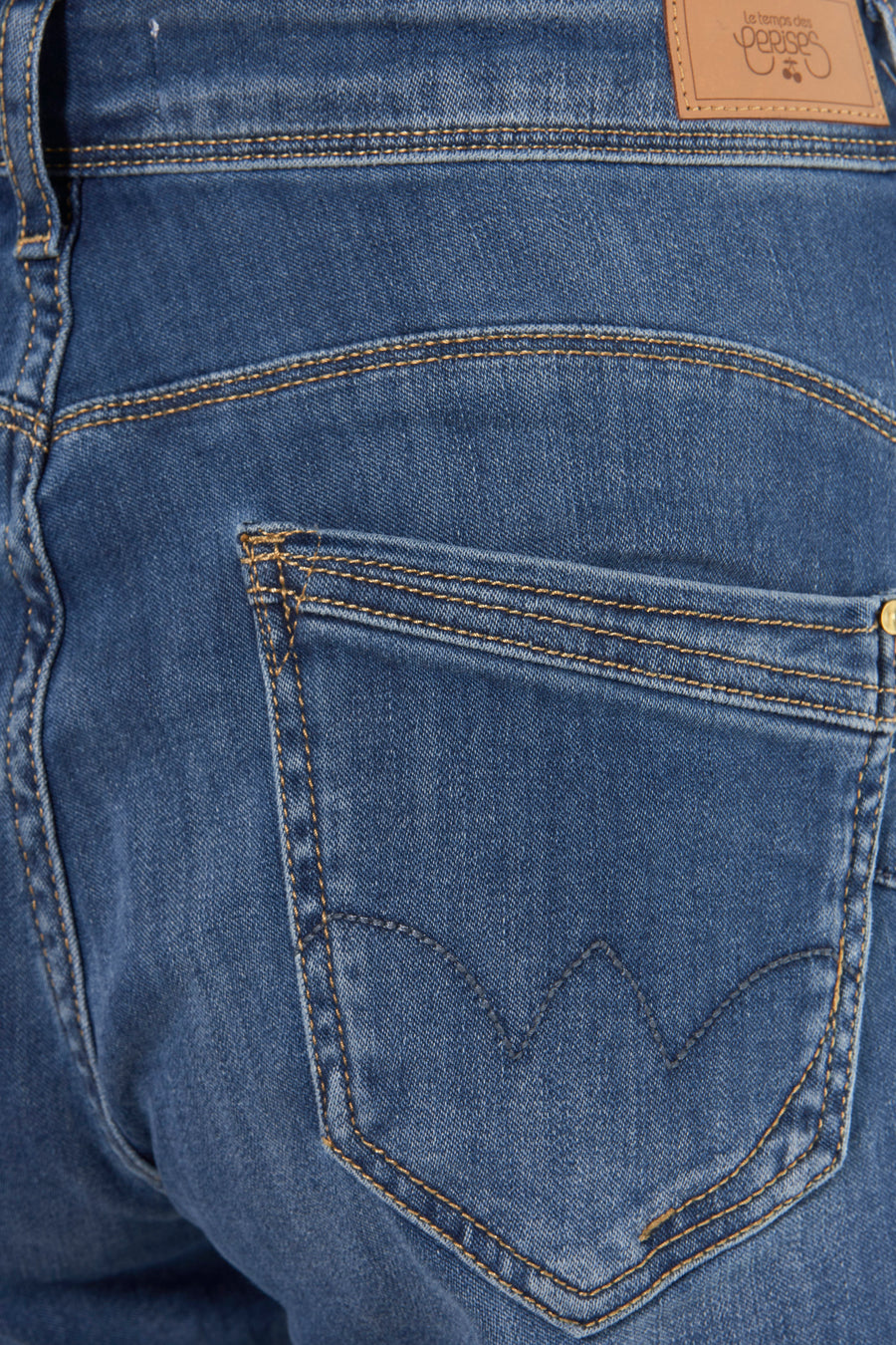Blauwe straight jeans van Le Temps des Cerises, met bruine stiksels op de zak en band.