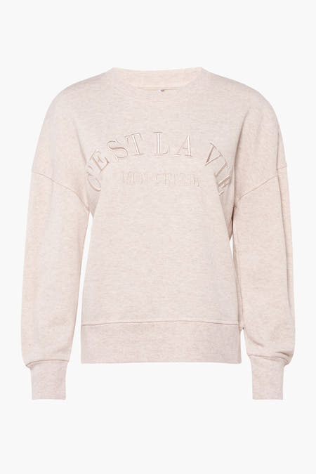 Beige sweater van HAILYS met lange mouwen en de tekst "C'EST LA VIE MON CHÉRIE".
