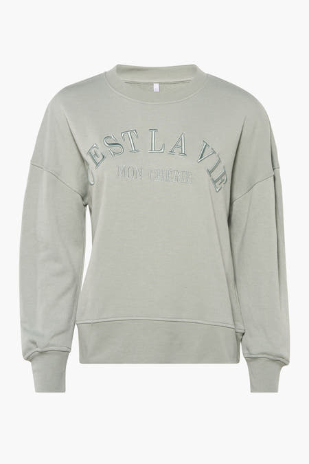 Groene sweater van HAILYS met ronde hals en borduurwerk met de tekst "C'est la vie, mon chérie".