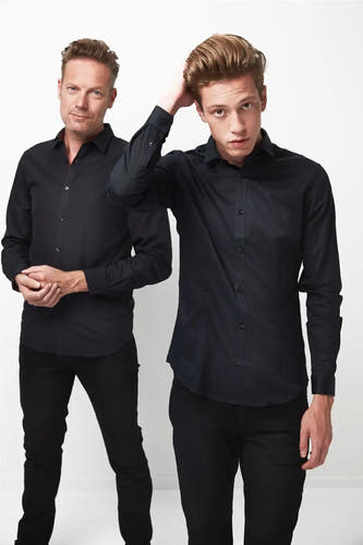 Zwart overhemd met lange mouwen van PREMIUM by JACK & JONES, gedragen door twee mannen tegen een witte achtergrond.
