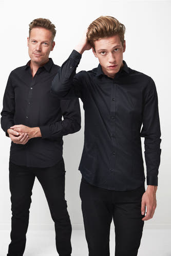 Zwart overhemd met lange mouwen van PREMIUM by JACK & JONES, gedragen door twee mannen tegen een witte achtergrond.
