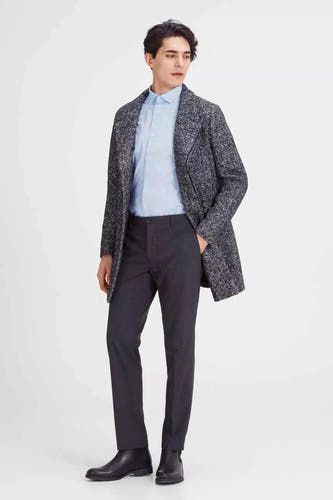 Blauw, lange mouwen overhemd van PREMIUM by JACK & JONES, gedragen onder een donkergrijze jas met textuur en nette broek.
