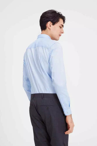 Blauw overhemd met lange mouwen van PREMIUM by JACK & JONES, gezien van achteren, gecombineerd met een donkere pantalon.