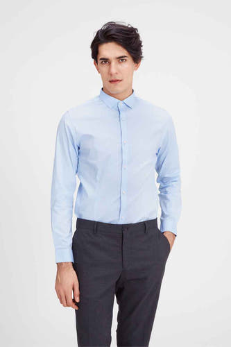 Blauw overhemd met lange mouwen van PREMIUM by JACK & JONES, gedragen met een donkere pantalon.
