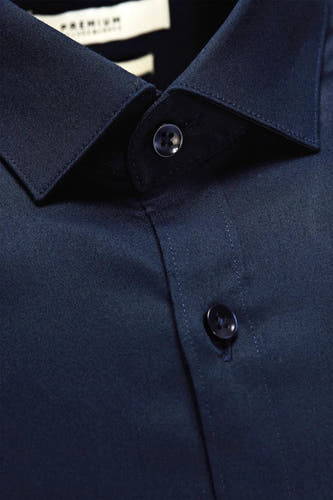 Blauw overhemd met lange mouwen van PREMIUM by JACK & JONES, met knoopsluiting en een kraag in detail.
