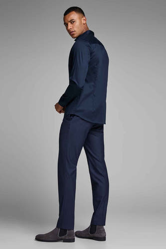 Blauw, lange mouwen hemd van PREMIUM by JACK & JONES, met donkerdere vlakken op de schouders, gezien van achteren.