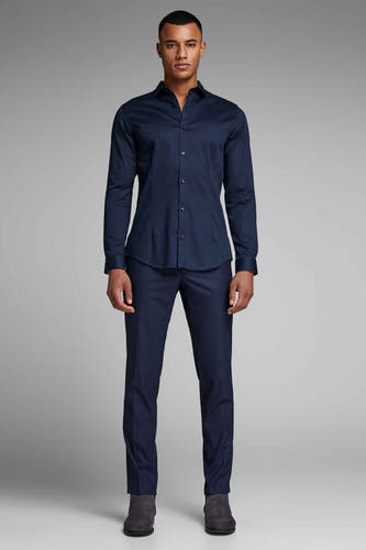 Blauw overhemd met lange mouwen van PREMIUM by JACK & JONES, gedragen met een donkerblauwe pantalon en suède schoenen.

