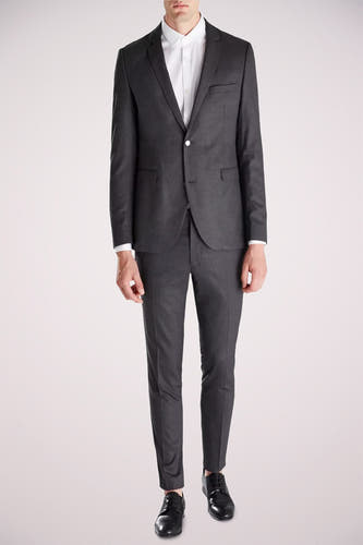 Wit hemd met lange mouwen van PREMIUM by JACK & JONES, gedragen onder een grijs pak met zwarte schoenen.