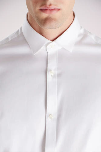 Wit overhemd met lange mouwen van PREMIUM by JACK & JONES, close-up van de kraag en knoopsluiting.
