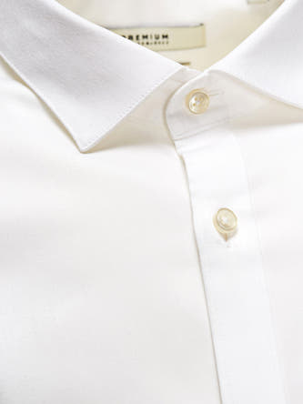Wit overhemd met lange mouwen van PREMIUM by JACK & JONES, close-up van de kraag en knopen.