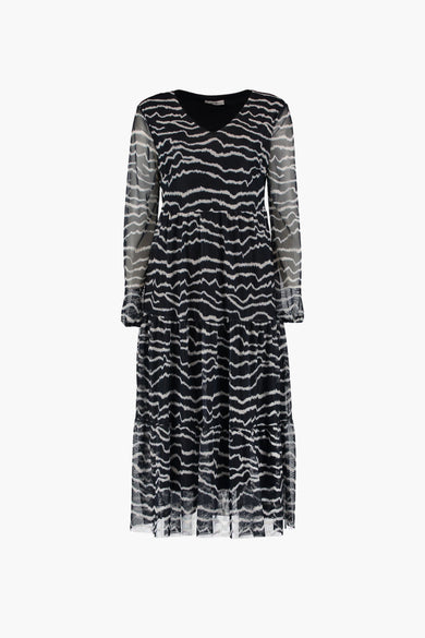 Robe bleue à longues manches de HAILYS, avec un motif de zèbre ondulé et une jupe superposée.