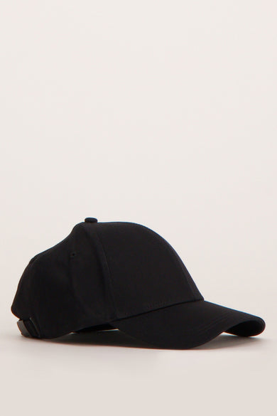 Zwarte pet van Calvin Klein met een verstelbare band aan de achterkant.
