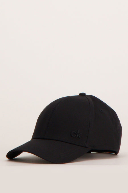Zwarte pet van Calvin Klein, met subtiel 'ck'-logo aan de voorkant.