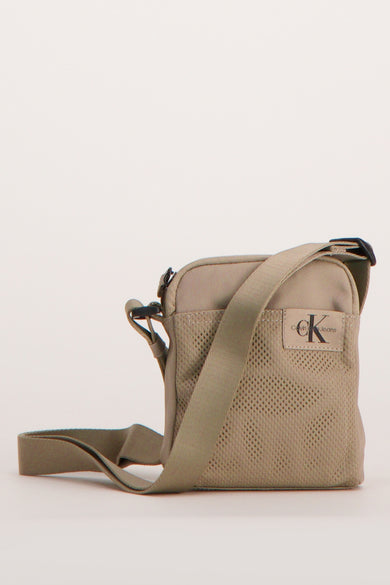 Bruine schoudertas van Calvin Klein Jeans met perforaties en een verstelbare schouderband.
