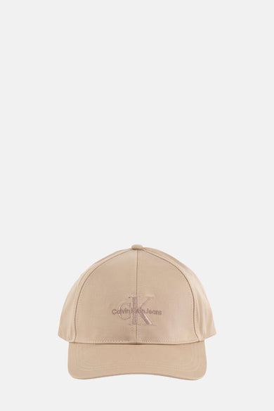 Beige pet van Calvin Klein Jeans met geborduurde merknaam op de voorkant.