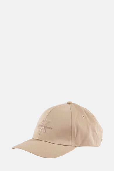 Beige pet van Calvin Klein Jeans, met een geborduurd logo op de voorkant.