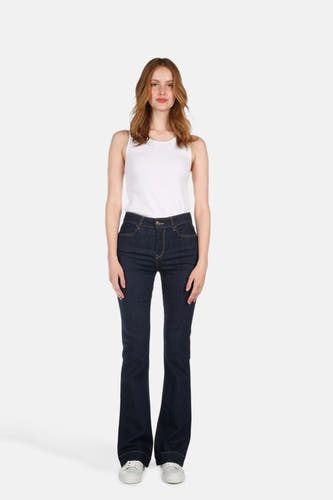 Jean flare en denim bleu marine de Lee Cooper, associés à un t-shirt blanc et des baskets blanches.