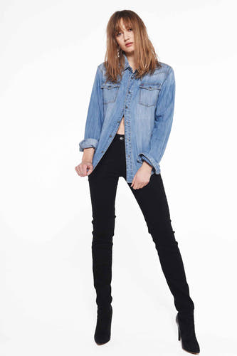 Zwarte slim fit jeans van Lee Cooper, gecombineerd met een denim overhemd en zwarte hoge hakken.
