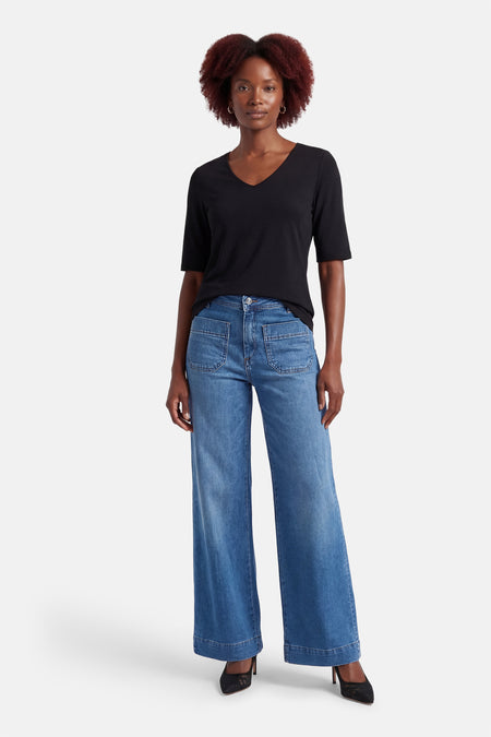 Jeans wide KELLY van Lee Cooper® in middenblauw denim, met wijde pijpen en zakken op de voorkant.