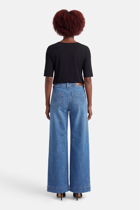 Jeans larges en denim bleu moyen de Lee Cooper®, avec poches arrière et talons hauts.