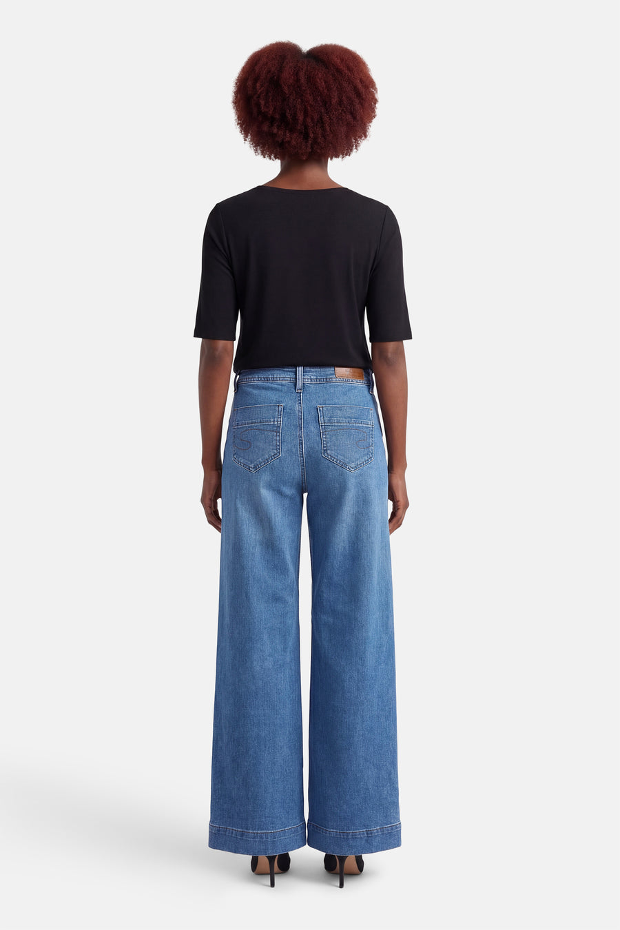 Wijde jeans van mid blue denim van Lee Cooper®, met zakken aan de achterkant en hoge hakken.
