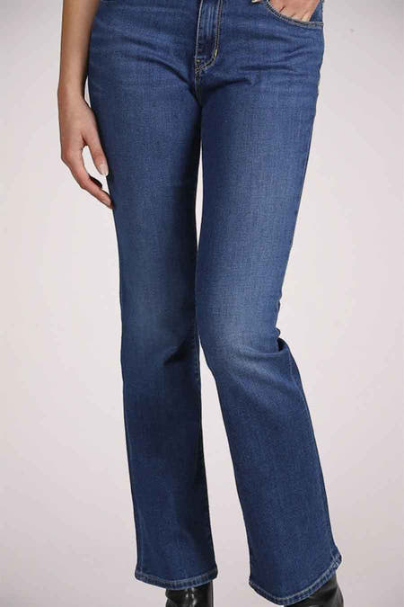 KIKI mid blue denim bootcut jeans van Lee Cooper, benen close-up.