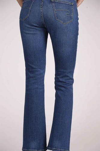 Bootcut jeans van midblauw denim van Lee Cooper, met zichtbare achterzakken.
