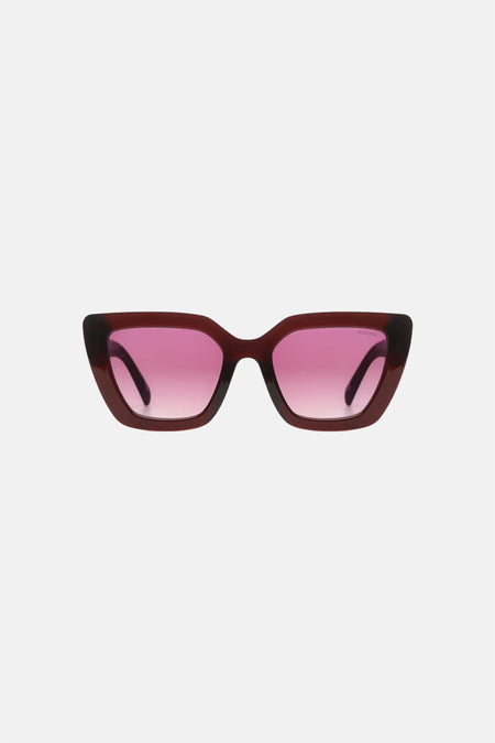 Lunettes de soleil œil de chat marron foncé de KOMONO avec verres dégradés roses.