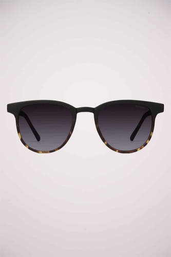 Lunettes de soleil noires KOMONO avec un motif tortue sur la moitié inférieure du cadre.