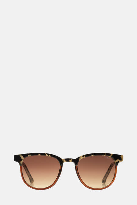 Lunettes brunes KOMONO, avec imprimé léopard sur le cadre et une teinte brune dans les verres.