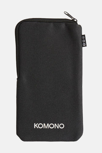 Étui à lunettes brun de KOMONO, avec une texture et un fermoir à l'extrémité supérieure.